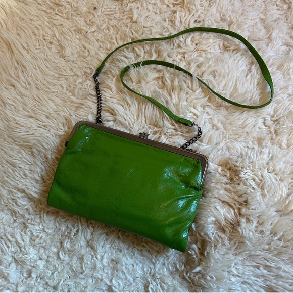HOBO International Lauren clutch wallet crossbody bag Kelly green chain strap - Picture 2 of 9